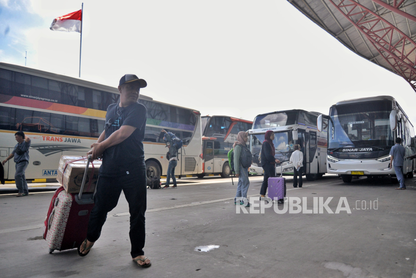 (ILUSTRASI) Penumpang turun dari bus di Terminal Pulogebang, Jakarta