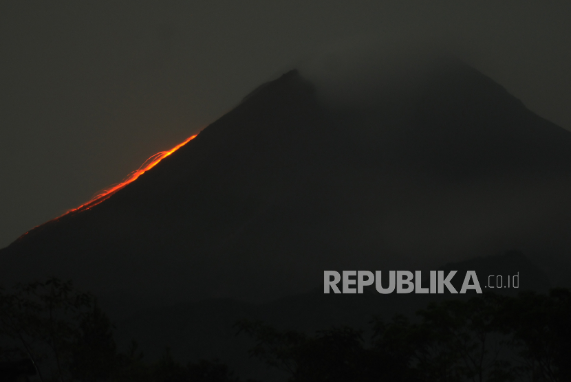 Guguran lava pijar terlihat menuruni lereng Gunung Merapi dari wailayah Balerante, Kemalang, Klaten, Jawa Tengah, Rabu (24/2/2021) malam. Berdasarkan data Balai Penyelidikan dan Pengembangan Teknologi Kebencanaan Geologi (BPPTKG) periode (25/2/2021) pukul 00.00-06.00 WIB terjadi 67 kali gempa guguran dengan amplitudo 3-58 mm dan lama gempa 10-175 detik. 