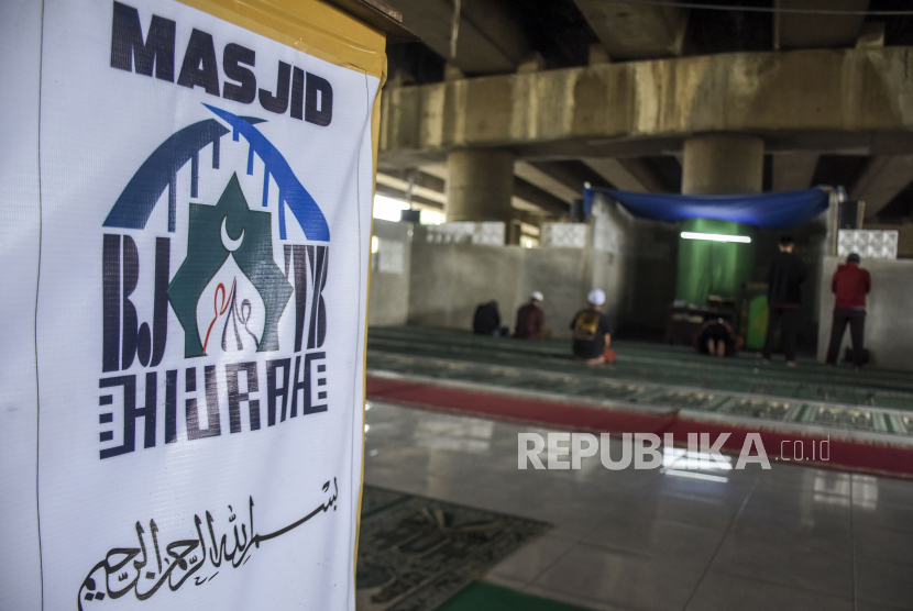 Umat muslim menunaikan sholat sunnah di Masjid Hijrah Bawah Jembatan Jalan Tol Buah Batu (BJTB),  Jalan Terusan Buah Batu-Jalan Raya Bojongsoang, Bandung, Jawa Barat.