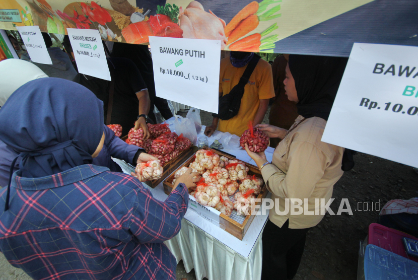 Warga membeli kebutuhan pokok saat kegiatan Gerakan Pangan Murah (GPM) di halaman Kantor Kecamatan Gedebage, Kota Bandung, Selasa (7/11/2023). Berbagai komoditas pangan dengan harga lebih murah hadir pada acara tersebut. Mulai dari beras SPHP Rp53.000/5 kg, minyaKita Rp13.500/1 liter, ayam Rp31.000/1 ekor, telur ayam Rp25.500/1 kg, cabai rawit Rp70.000/1 kg dan aneka sayuran serba Rp5.000. GPM merupakan strategi Pemkot Bandung untuk mengendalikan harga stok pangan agar terjangkau oleh masyarakat.