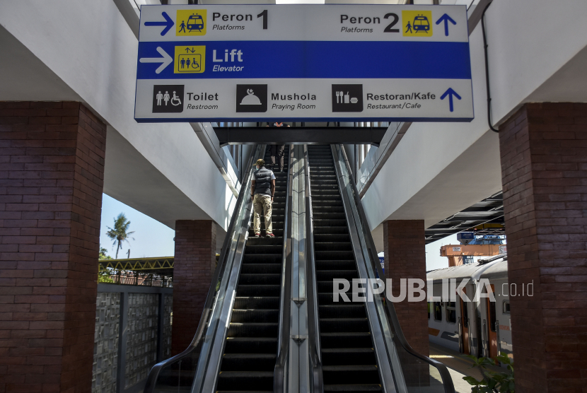 Calon penumpang menaiki eskalator di Stasiun Gedebage, Kota Bandung, Jawa Barat, Kamis (1/6/2023). PT KAI Daop 2 Bandung mengaktifkan Stasiun Gedebage untuk mengangkut dan menurunkan penumpang kereta lokal. Pengaktifan tersebut dilakukan saat Grafik Perjalanan Kereta Api (Gapeka) 2023 yang diterapkan mulai 1 Juni 2023.