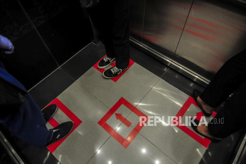 Tanda jaga jarak fisik yang dipasang di lift Perpustakaan Nasional, Jakarta, Rabu (10/6). Risiko penularan virus corona di lift tidak sebesar yang dikhawatirkan.