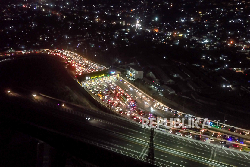 Foto udara kendaraan terjebak kemacetan di Simpang Susun Cileunyi, Kabupaten Bandung, Jawa Barat, Ahad (6/8/2023). Kemacetan panjang yang terjadi di Ruas Jalan Tol Purbaleunyi hingga Simpang Susun Cileunyi dan jalan arteri tersebut diakibatkan oleh kecelakaan truk yang terbalik di KM 151 Tol Purbaleunyi sejak sore hari. 