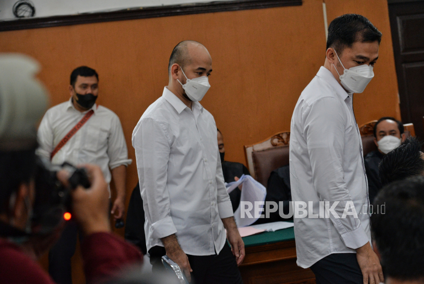 Terdakwa Baiquni Wibowo (tengah) bersama Arif Rachman Arifin (kanan) bersiap memberikan keterangan sebagai saksi dalam sidang lanjutan perkara dugaan pembunuhan berencana terhadap Brigadir Nofriansyah Yosua Hutabarat dengan terdakwa Ferdy Sambo dan Putri Candrawathi di Pengadilan Negeri Jakarta Selatan, Selasa (6/12/2022). Sidang tersebut beragendakan pemeriksaan saksi yang dihadirkan Jaksa penuntut umum (JPU). Saksi-saksi tersebut diantaranya enam terdakwa kasus perintangan penyidikan yakni Hendra Kurniawan, Agus Nurpatria, Chuck Putranto, Baiquni Wibowo, Arif Rachman Arifin dan Irfan Widyanto, Kepala Biro Provos Divpropam Polri Brigjen Benny Ali dan anggota Polri lainnya. Republika/Thoudy Badai