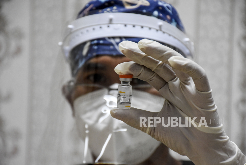 Vaksinator menunjukkan vaksin Covid-19 Sinovac. Gubernur Sumatera Barat Irwan Prayitno mengajak masyarakat agar mendukung upaya pemerintah mengatasi pandemi covid-19 dengan menyuntikkan vaksin. Irwan meminta masyarakat yang apatis terhadap upaya vaksinasi ini agar tidak menyebarkan berita bohong atau hoaks.