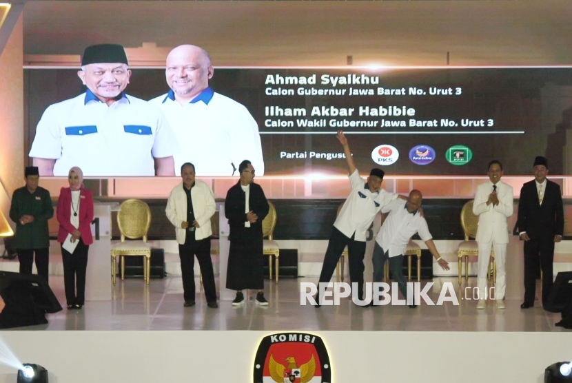 Empat paslon gubernur Jawa Barat (Jabar) tampil saat Debat Publik Calon Gubernur dan Wakil Gubernur Jabar 2024 di Graha Sanusi Unpad, Kota Bandung, Senin (11/11/2024) malam. Pada debat publik ini, empat pasang calon gubernur dan calon wakil gubernur menyampaikan visi, misi dan program unggulan, serta menjawab sejumlah pertanyaan tentang berbagai hal.