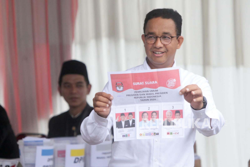 Calon Presiden nomor urut 1 Anies Baswedan bersama keluarga saat melakukan pencoblosan Pemilu 2024 di TPS 60, Lebak Bulus, Jakarta, Rabu (14/2/2024).