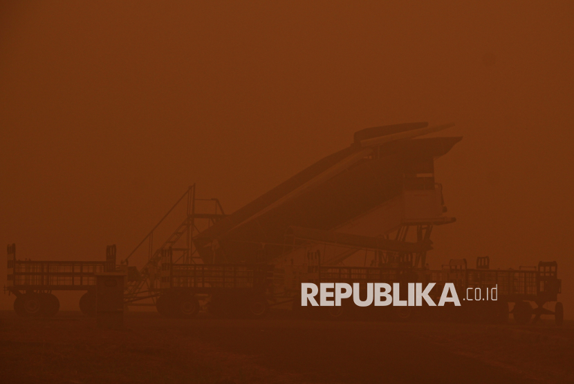 Kabut asap menyelimuti kawasan Bandara Tjilik Riwut di Palangka Raya, Kalimantan Tengah, Rabu (14/10/2026). Otoritas Bandara Tjilik Riwut menghentikan sementara operasional penerbangan keberangkatan dan kedatangan pada Rabu (14/10) akibat terdampak dari kabut asap kebakaran hutan dan lahan yang mengakibatkan jarak pandang menurun sehingga mengganggu aktivitas penerbangan di bandara tersebut. 