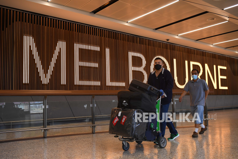 Penumpang yang melakukan perjalanan dengan Penerbangan SQ237 dari Singapura terlihat keluar dari terminal kedatangan internasional di Bandara Tullamarine di Melbourne, Australia, 01 November 2021. Setelah mendapati varian Omicron, Australia meninjau kembali pembukaan perbatasan. 
