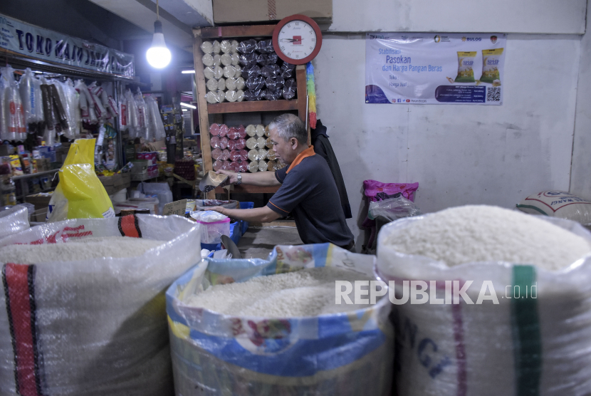 Pedagang menata beras di kiosnya di Pasar Kosambi, Kota Bandung, Jawa Barat, Jumat (1/9/2023). Pedagang di pasar tersebut menyatakan, dalam satu bulan terakhir harga semua jenis beras mengalami kenaikan mulai dari Rp1.000 hingga Rp2.000.