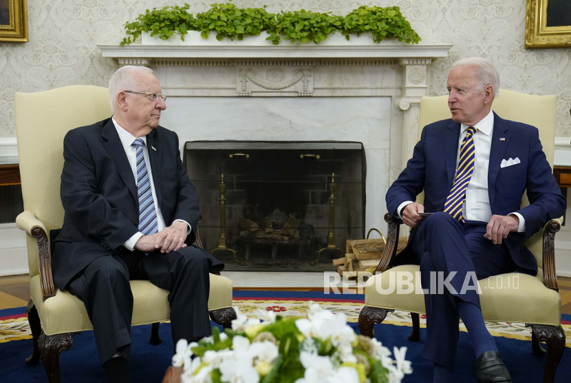 Presiden Joe Biden bertemu dengan Presiden Israel Reuven Rivlin di Kantor Oval Gedung Putih di Washington, Senin, 28 Juni 2021.