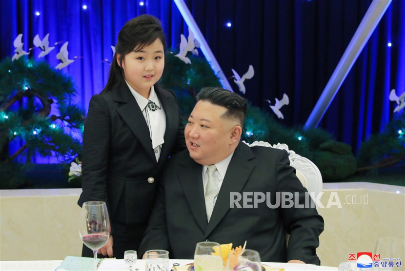  Sebuah foto yang dirilis oleh Kantor Berita Pusat Korea Utara (KCNA) resmi menunjukkan pemimpin Korea Utara Kim Jong-un (kanan), dan putrinya Kim Jue-ae (kiri) menghadiri perjamuan merayakan ulang tahun ke-75 berdirinya Tentara Rakyat Korea ( KPA) saat melakukan kunjungan ke penginapan Perwira Umum KPA di Pyongyang, Korea Utara, 7 Februari 2023. 