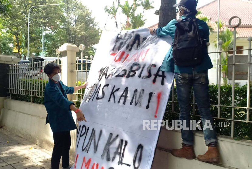 Seratus lebih mahasiswa yang tergabung di kabinet keluarga mahasiswa ITB melakukan aksi demonstrasi menolak penggunaan aplikasi pinjaman online untuk program biaya kuliah mahasiswa yang kesulitan membayar UKT di depan Gedung Rektorat ITB, Jalan Sulanjana, Kota Bandung, Senin (29/1/2024).