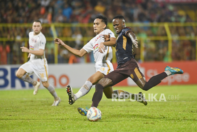 Pesepak bola PSM Makassar Victor Mansaray (kanan) berebut bola dengan pesepak bola Persija Jakarta Rizky Ridho (tengah) pada laga lanjutan BRI Liga 1 2023/2024 di Stadion Gelora BJ Habibie, Parepare, Sulawesi Selatan, Jumat (3/11/2023). PSM Makassar kalah dari tim tamu Persija Jakarta dengan skor 2-3. 