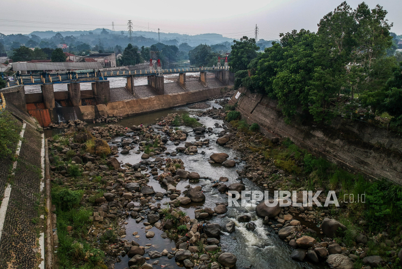 Foto udara aliran Sungai Ciliwung yang menyusut di Bendungan Katulampa, Kota Bogor, Jawa Barat. Debit air Sungai Ciliwung di Bendung Katulampa menyusut di tengah musim kemarau.