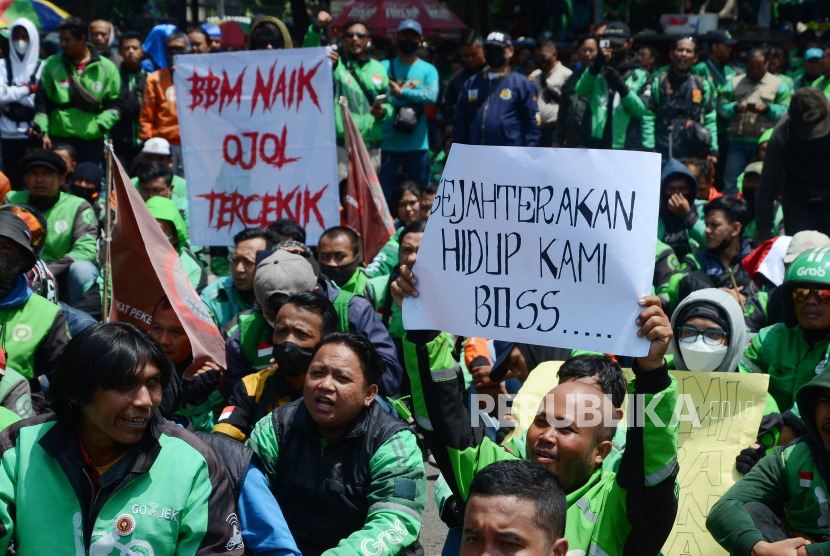 Ribuan massa dari berbagai aliansi ojek online (ojol) menggelar aksi di depan Gedung Sate, Kota Bandung, Rabu (21/9). Aksi tersebut di antaranya menuntut pemerintah untuk menurunkan harga bahan bakar minyak (BBM), berharap pemerintah mengevaluasi tarif yang diberlakukan operator, karena tidak berpihak kepada ojol, serta meminta legalitas atau payung hukum terhadap organisasi serikat pekerja ojol.