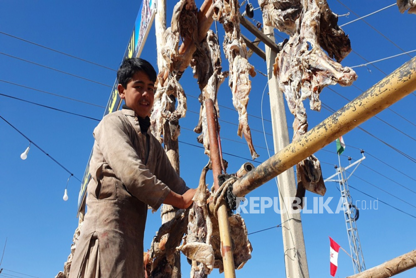 Seorang pria menggantung Landhi, daging kering tradisional untuk dijual di sebuah toko di Pishin, Balochistan, Pakistan, (29/12/2023).