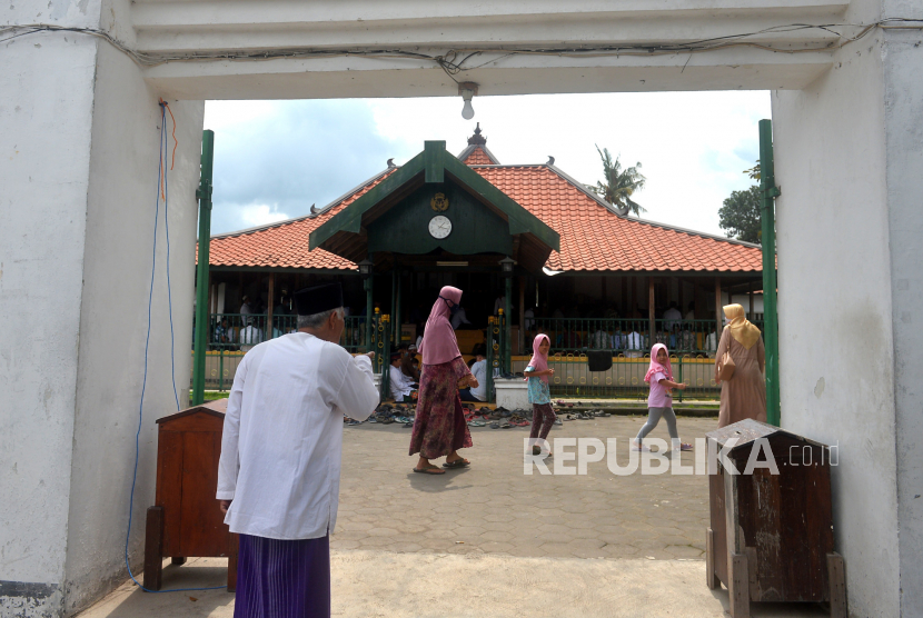 Warga mendatangi Masjid Pathok Negoro Plosokuning, Sleman, DI Yogyakarta.