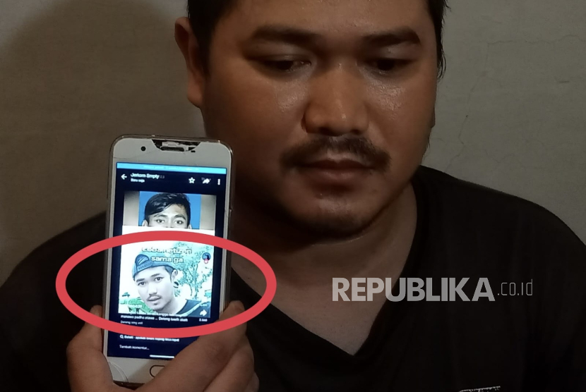 Hegi Rian Prayoga menunjukkan foto yang viral di media sosial, yang selama ini  disebut oleh netizen sebagai Pegi alias Perong, pelaku utama  pembunuhan Vina dan Eky pada 2016 silam. 