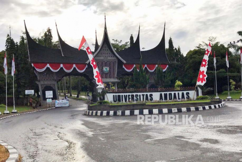 Pintu gerbang kampus Universitas Andalas, Padang.