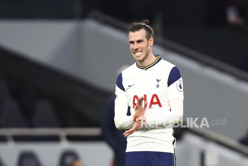 Gareth Bale dari Tottenham menyeringai saat dia bereaksi setelah mendapat kesempatan di penjara selama pertandingan sepak bola Liga Premier Inggris antara Tottenham Hotspur dan Leicester City di stadion White Hart Lane di London, Minggu, 20 Desember 2020.