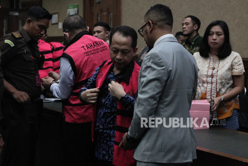 Terdakwa Yohan Suryanto memakai rompi tahanan usai menjalani sidang tuntutan. Mantan petinggi UI Yohan Suryanto dituntut pidana 6 tahun penjara di kasus BTS 4G.