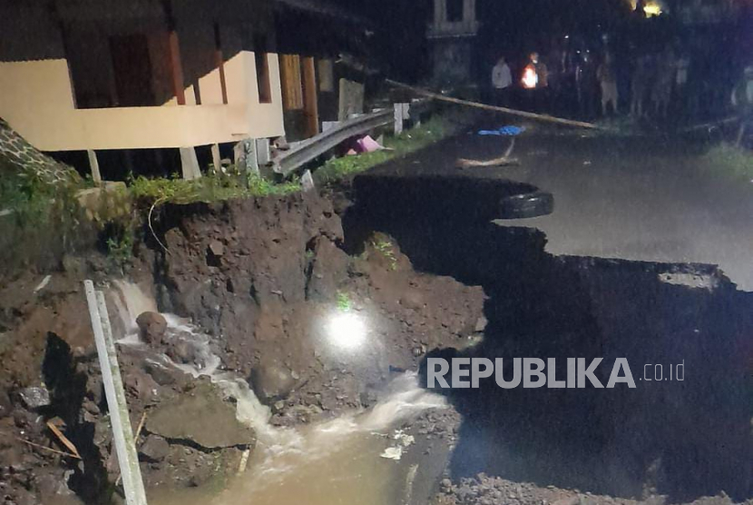 Petugas meninjau kondisi Jembatan Cidugaleun di Kecamatan Cigalontang, Kabupaten Tasikmalaya, Ahad (7/5/2023) malam. 