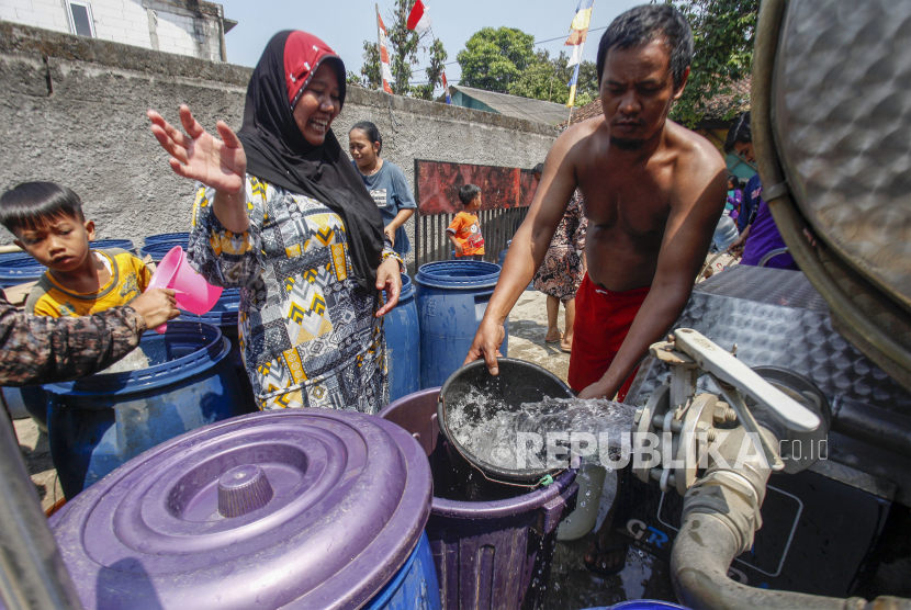 Warga mengambil air bersih yang disalurkan oleh Badan Penanggulangan Bencana Daerah (BPBD) di Desa Sukahati, Citeureup, Kabupaten Bogor, Jawa Barat, Rabu (9/8/2023). 