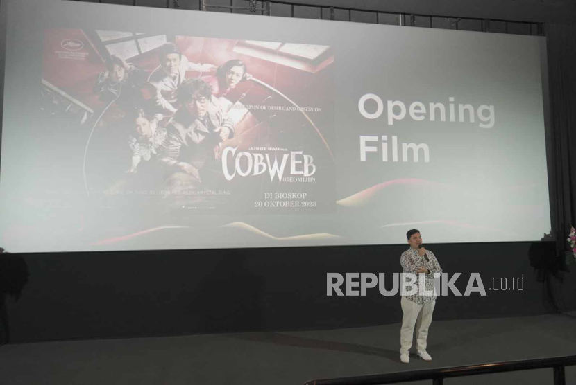 Festival Director Korea Indonesia Film Festival (KIFF) 2023, Rivki Morais, dalam konferensi pers di CGV Grand Indonesia Jakarta, Kamis (12/10/2023). 