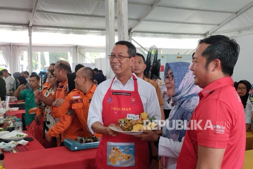 Penjabat (Pj) Gubernur DKI Jakarta, Heru Budi Hartono ikut lomba memasak di Balai Kota DKI, Jakarta Pusat, Kamis (21/6/2023) 