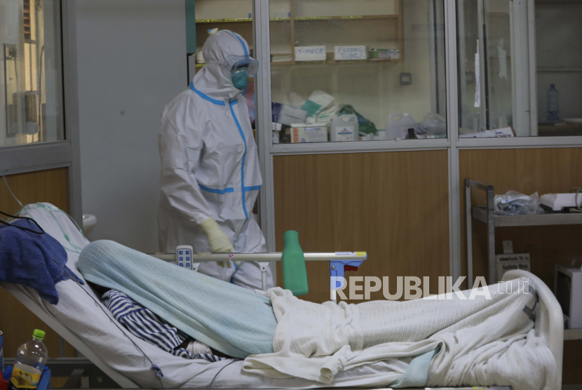  Pasien COVID-19 (bawah) menutupi dirinya saat tidur di dalam Intensive Care Unit (ICU) di rumah sakit Machakos Level 5 di Machakos, Kenya, 26 Agustus 2021 (dikeluarkan 27 Agustus 2021). Rumah sakit Kenya kehabisan oksigen dan tempat tidur ICU di tengah lonjakan infeksi varian Delta COVID-19.