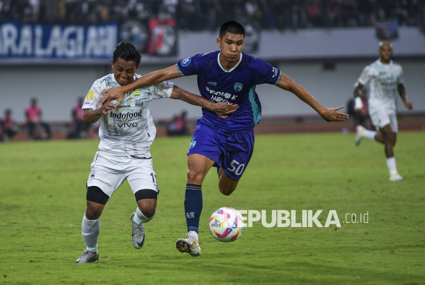 Pesepak bola Persita Tangerang Tamirlan Kozubaev (kanan) mengejar bola dibayangi pesepak bola Persib Bandung Febri Hariyadi (kiri) pada pertandingan BRI Liga 1 2024/2025 di Stadion Indomilk Arena, Kabupaten Tangerang, Banten, Jumat (16/5/2025). Persita Tangerang berhasil menahan imbang Persib Bandung dengan skor 2-2. 