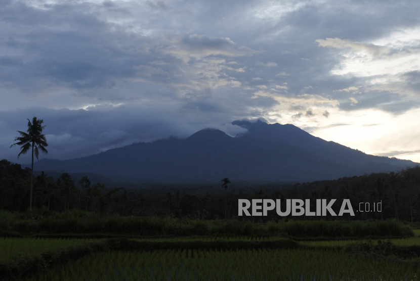 Gunung Raung (3.332 mdpl) terlihat dari Desa Gunung Malang, Sumberjambe, Jember, Jawa Timur, Jumat (29/1/2021). 