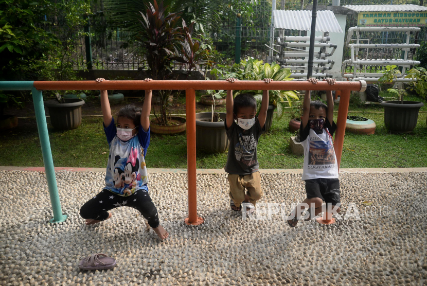 Anak-anak bermain di RPTRA Bonti, Tanah Abang, Jakarta, Selasa (26/10). Permainan ideal bagi anak adalah yang merangsang keaktifan fisik maupun motoriknya.