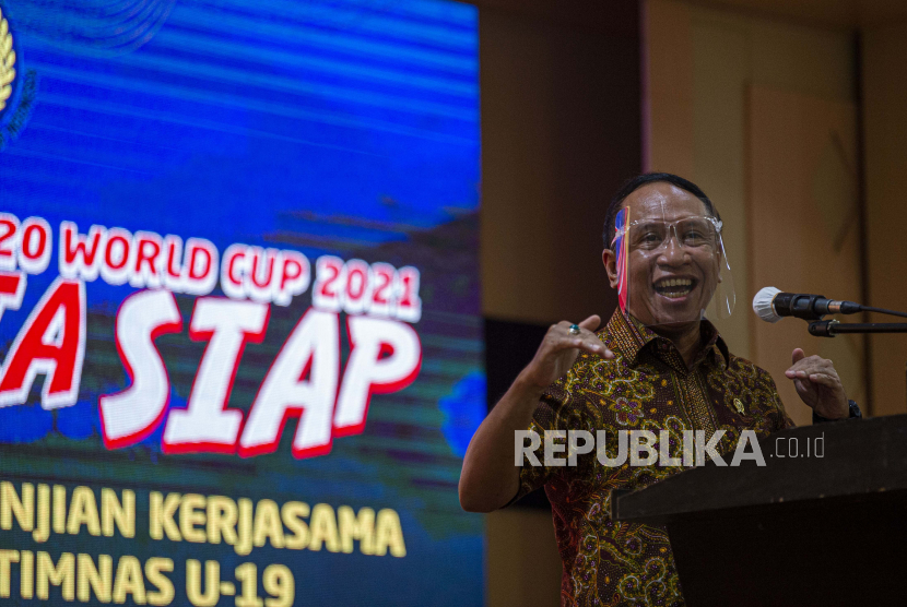 Menteri Pemuda dan Olahraga (Menpora) Zainudin Amali memberikan sambutan usai menandatangani nota kesepahaman terkait fasilitas Pelatnas Timnas U-19 dalam rangka persiapan Piala Dunia U-20 di Jakarta, Senin (27/7/2020). Timnas U-19 mendapatkan bantuan anggaran sekitar Rp50,6 miliar untuk fasilitas bagi 46 atlet, tujuh pelatih asing maupun lokal, dan delapan tenaga pendukung dalam mempersiapkan tim menghadapi Piala Dunia U-20 2021 di Indonesia. 