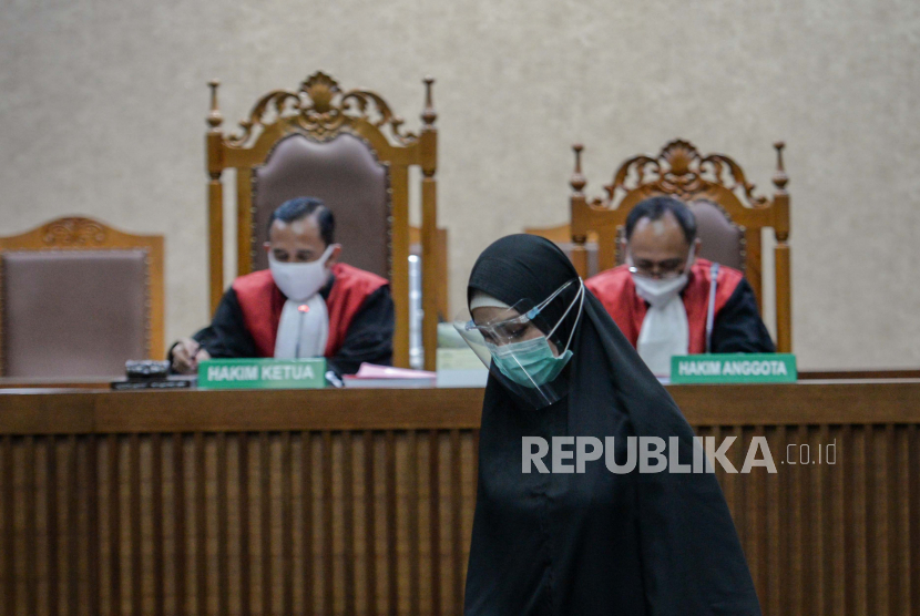 Terdakwa kasus suap dan gratifikasi pengurusan fatwa Mahkamah Agung (MA)  Djoko Tjandra, Pinangki Sirna Malasari mengikuti sidang lanjutan di Pengadilan Negeri Jakarta Pusat, Jakarta, Senin (2/11). Sidang tersebut beragendakan mendengarkan keterangan sebanyak lima saksi diantaranya Ditjen Imigrasi Kemenkum HAM, dan karyawan PT Garuda Indonesia. Republika/Thoudy Badai.