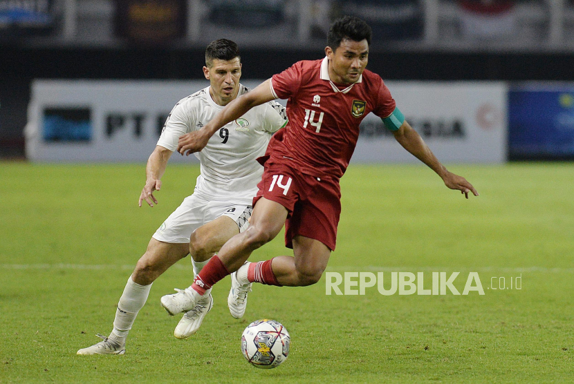 Kapten timnas Indonesia Asnawi Mangkualam berusaha melewati adangan pemain Palestina dalam laga FIFA Matchday di Stadion Gelora Bung Tomo, Surabaya, Rabu (14/6/2023). 