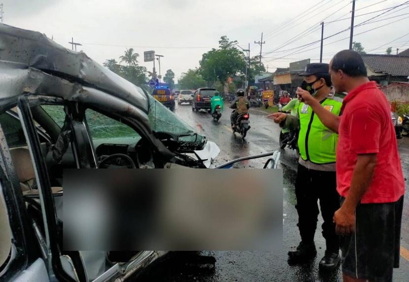 Mobil Keluarga Asal Bandung Tertabrak Kereta Api di Blitar, 2 Orang Tewas