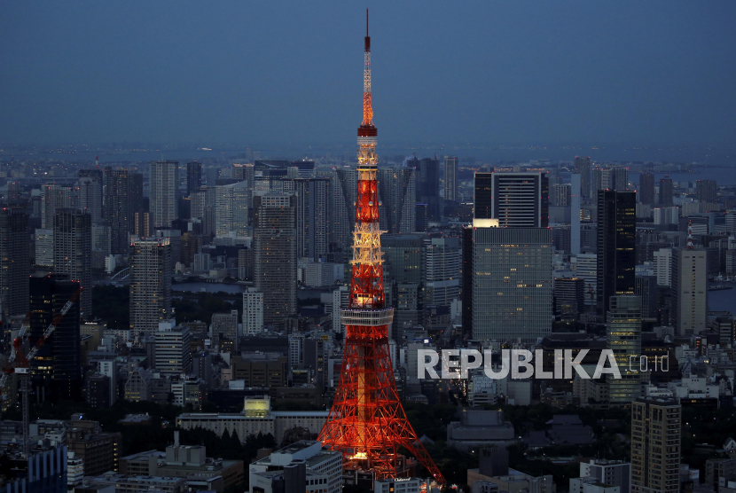 Menara Tokyo terlihat dari Sky Deck of Roppongi Hills di Tokyo, Jepang, Rabu (2/6). Menara Tokyo yang merupakan landmark dari Jepang itu dinyalakan dengan warna khusus dalam rangka menyambut 100 hari sebelum dimulainya Olimpiade Tokyo 2020. REUTERS/Kim Kyung-Hoon     SEARCH 