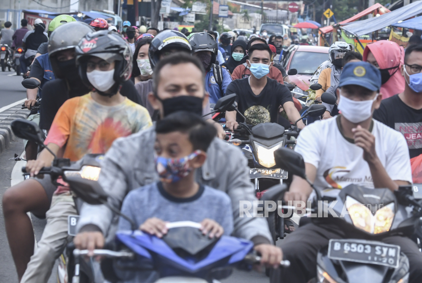 Suasana lalu lintas saat pemberlakukan PSBB di kawasan Kebayoran Lama, Jakarta, Kamis (21/5). Konsep herd immunity banyak dipertanyakan publik apakah akan terjadi di Tanah Air mengingat PSBB yang tidak berjalan ketat.