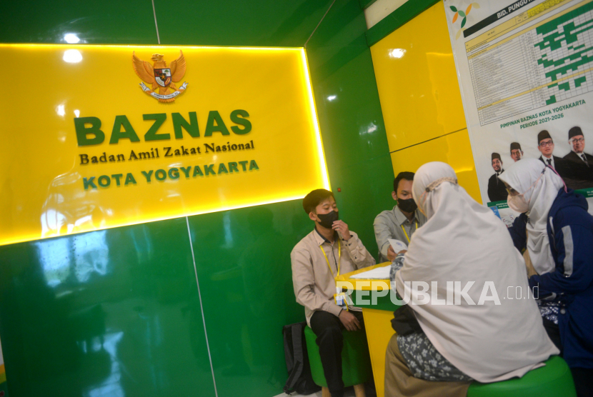 Petugas melayani pembayaran zakat warga di gerai Baznas, Mall Pelayanan Publik (MPP) Kota Yogyakarta.