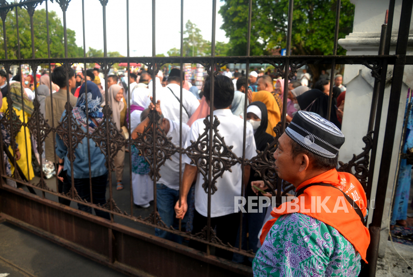 Keluarga mengantar keberangkatan jamaah calon haji kloter 48 menuju Embarkasi Solo di Pendopo Parasamya Bantul, Yogyakarta (ilustrasi).