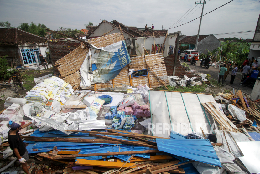 Kondisi rumah yang rusak akibat dampak angin kencang di wilayah Desa Kedungwonokerto, Kecamatan Prambon, Kabupaten Sidoarjo, Jawa Timur, Senin (5/2/2024).
