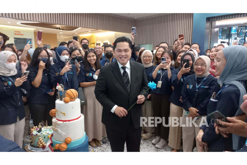 Menteri BUMN Erick Thohir mendapatkan kejutan di hari ulang tahun ke-53 dari para pegawai Kementerian BUMN di kantor Kementerian BUMN, Jakarta, Selasa (30/5/2023).