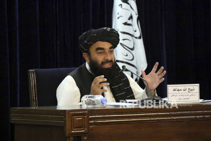  Juru bicara Taliban Zabihullah Mujahid berbicara selama konferensi pers di Kabul, Afghanistan Selasa, 7 September 2021. Taliban pada hari Selasa mengumumkan kabinet sementara yang diisi dengan veteran dari pemerintahan keras mereka di akhir 1990-an dan pertempuran 20 tahun berikutnya melawan AS- memimpin koalisi dan sekutu pemerintah Afghanistan. 
