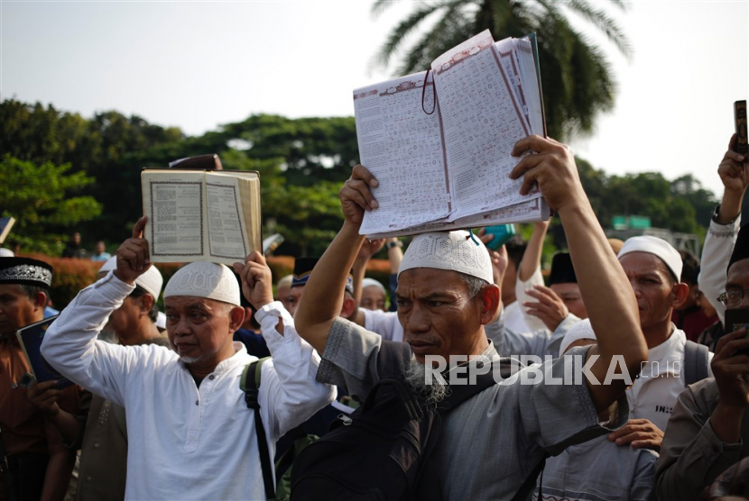 Umat muslim melakukan aksi unjuk rasa di Jakarta, Ahad (2/7/2023). Aksi unjuk rasa ini sebagai bentuk protes terhadap Swedia atas peristiwa pembakaran Alquran di Stockholm.