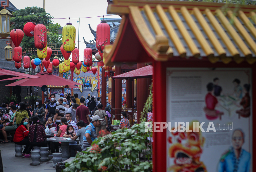 Sejumlah warga berwisata di Pantjoran China Town, Pantai Indah Kapuk, Jakarta Utara, Ahad (14/3/2021).
