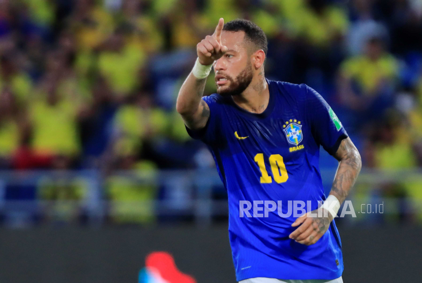 Pemain Brasil Neymar Jr. memberi isyarat selama pertandingan sepak bola kualifikasi Piala Dunia CONMEBOL Qatar 2022 antara Kolombia dan Brasil di Stadion Metropolitano di Barranquilla, Kolombia, 10 Oktober 2021.