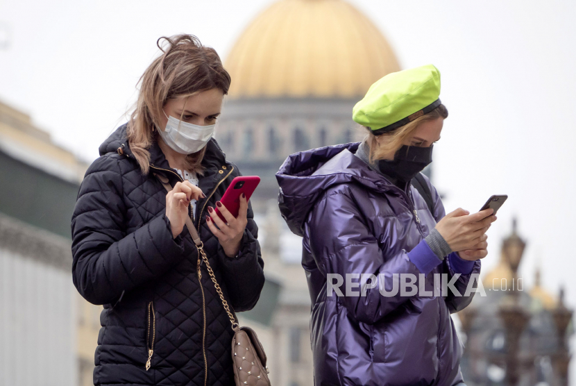 Wanita yang memakai masker untuk melindungi dari virus corona di pusat kota St. Petersburg, Rusia, Senin (11/5)