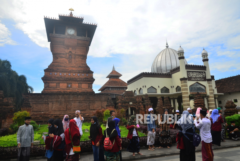 Sejumlah wisatawan mengunjungi Masjid Menara Kudus di Kudus, Jawa Tengah, Senin (28/12/2020). Pemerintah setempat memutuskan menutup semua objek wisata yang ada di wilayah itu mulai 31 Desember 2020 hingga 2 Januari 2021 sebagai upaya mencegah terjadinya kerumunan pada libur akhir tahun yang berpotensi meningkatkan penularan COVID-19. 
